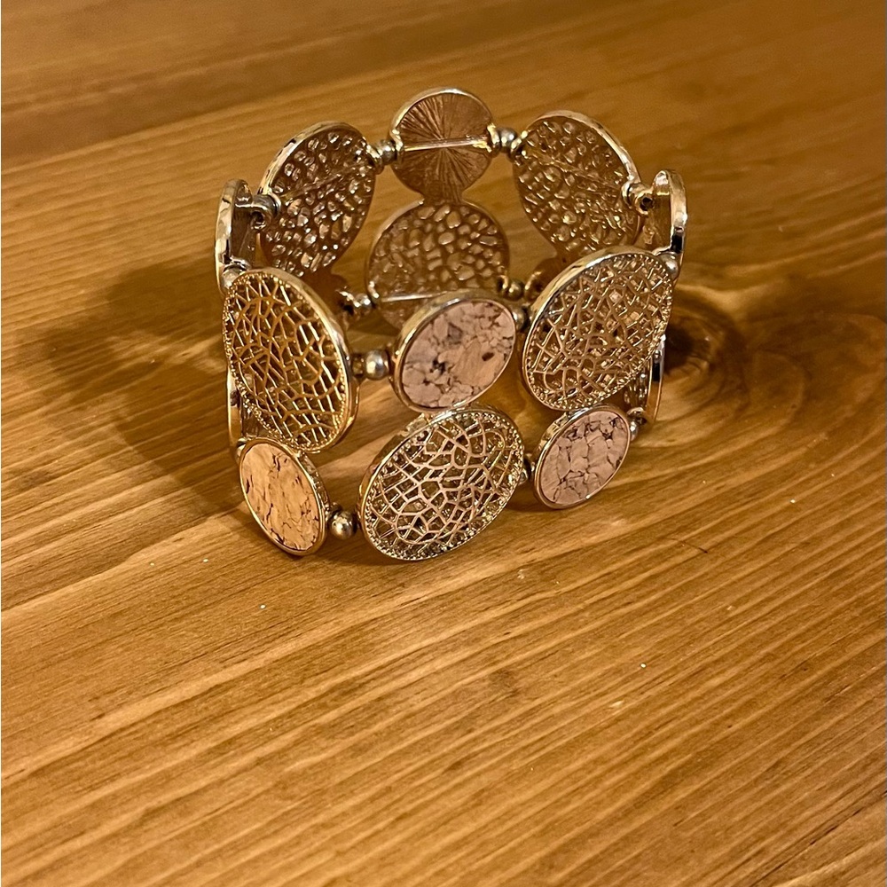 Very unique gold tone and cork elastic bracelet size 7 1/2 and 1 3/4 inch wide - Picture 4 of 6